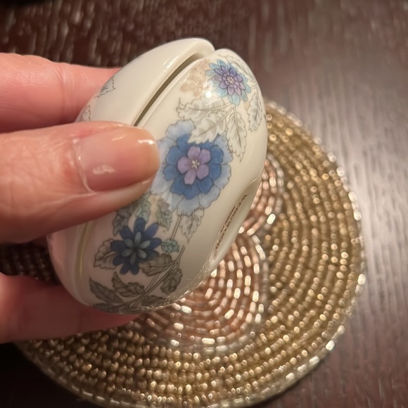 RARE WEDGWOOD EGG TRINKET BOX - Picture 4 of 9